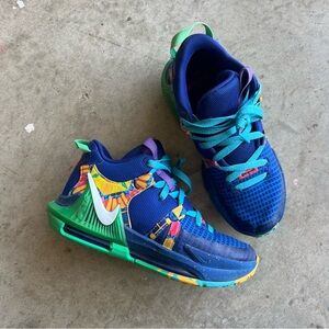 Nike Lebron Witness 7 VII Size 4Y Mid ‘Kaleidoscope’ Sneakers Big Kid